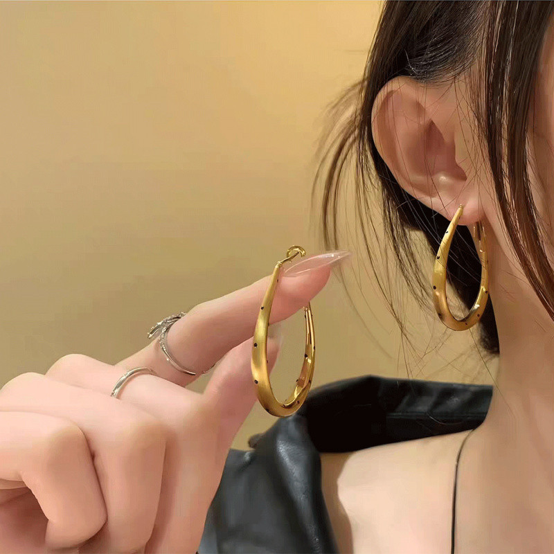 Bông tai thu đông chấm bi và trơn da báo, thời trang cho nữ