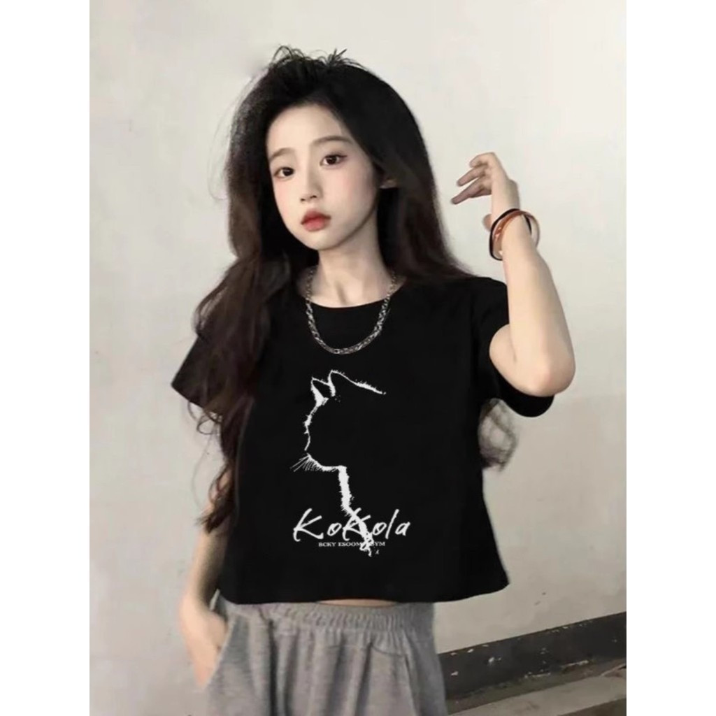 Áo croptop nữ này có thiết kế khoe eo, chất liệu mềm mại và thoải mái.