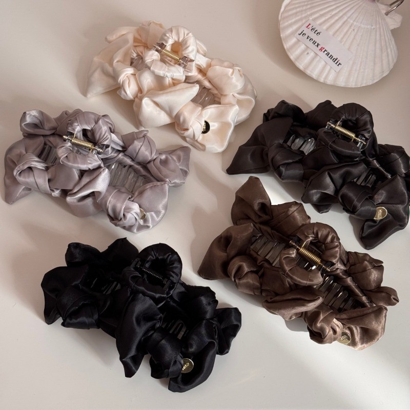 Kẹp tóc cá mập satin cao cấp với nơ tinh tế, phù hợp cho nhiều kiểu tóc