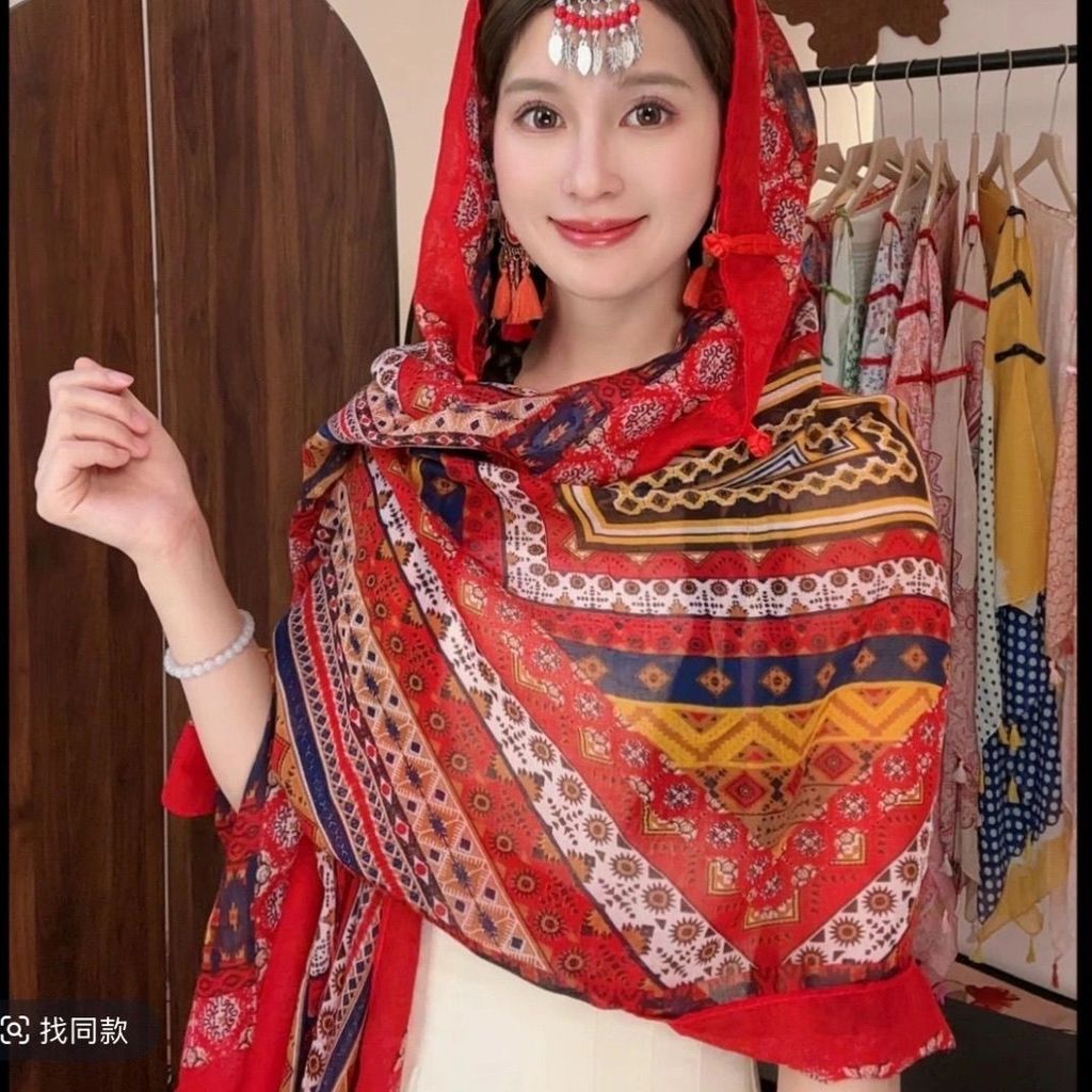 Mặc chống nắng khăn lụa phong cách dân tộc cho du lịch bên bãi biển mùa hè