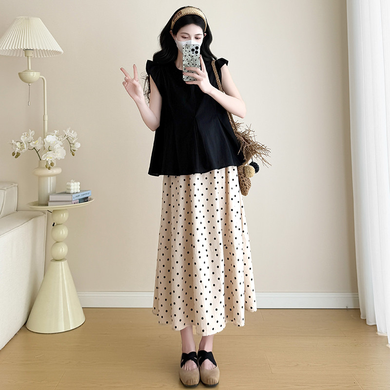 Bộ đồ bà bầu gồm áo sơ mi và váy chấm bi, phù hợp mùa hè