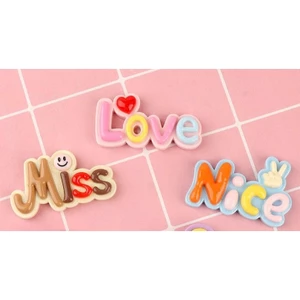 Set Charm Chữ Pastel “LOVE – MISS – NICE” Cute Baby – Charm Gắn Dép Xinh Xắn Hot Trend 👟✨