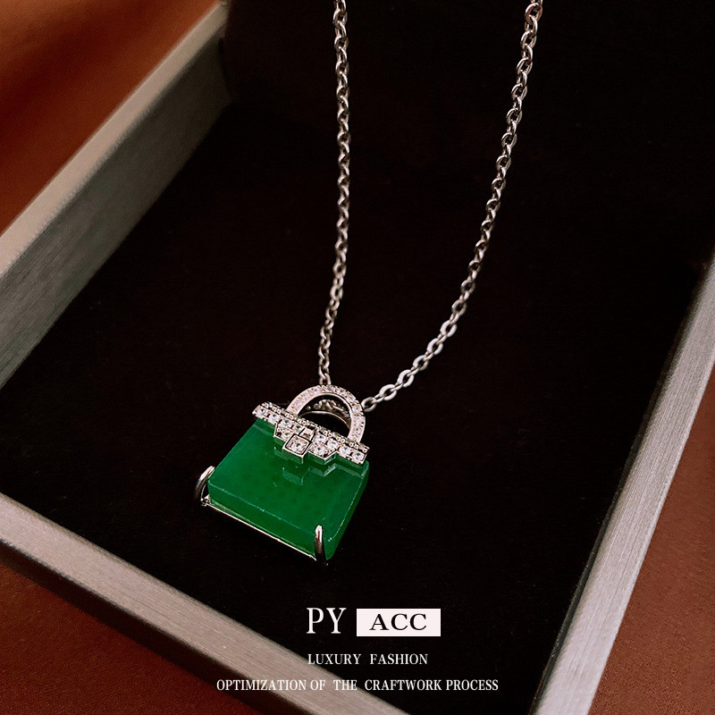 Dây chuyền mặt khóa zircon nhẹ sang trọng, phù hợp với áo len và trang sức