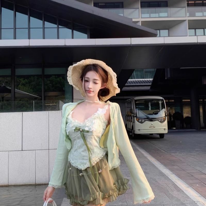 Bộ đồ nữ mùa xuân gồm áo khoác dài tay và yếm ren dài tay