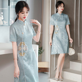 Váy sườn xám nữ mùa hè phong cách cổ điển, thiết kế trẻ trung hiện đại với thêu họa tiết Trung Hoa và tay áo ngắn.