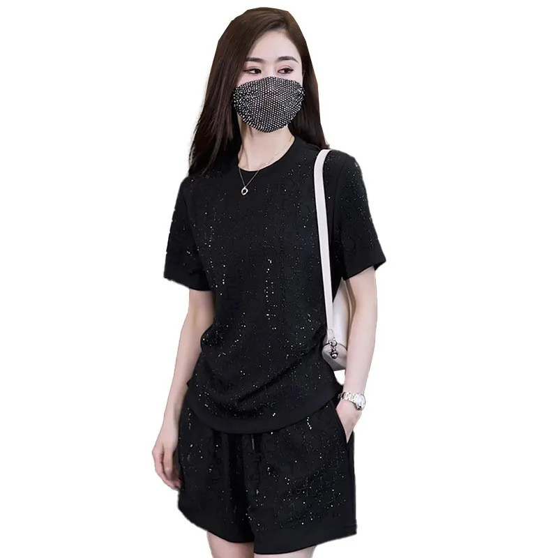 Bộ đồ lụa hai mảnh với họa tiết băng kim cương, phong cách thoải mái, phù hợp thời trang