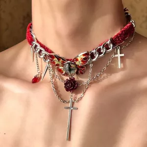 Vòng cổ nhung đỏ hình bướm