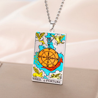 Vòng cổ tâm linh Skyrim với thiết kế tarot và bùa hộ mệnh mặt trăng mặt trời, làm từ thép không gỉ, hiển thị nhiều màu sắc dưới ánh sáng UV