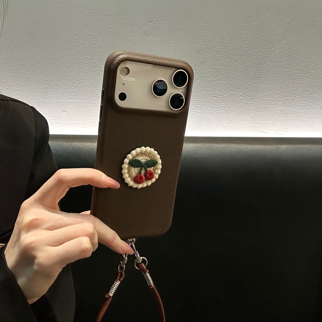 Ốp lưng iPhone 3D màu nâu có dây đeo tay phù hợp cho iPhone 17 Pro Max iPhone 17 16 15 14 13 12 11
