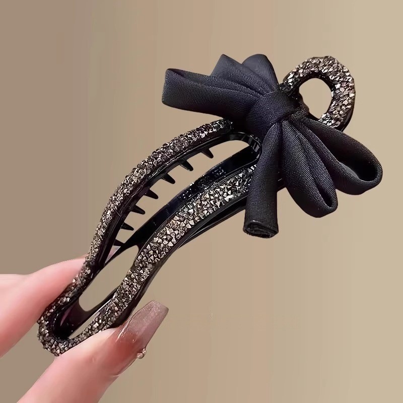 Kẹp tóc phong cách Hàn Quốc với nơ mỏ vịt lấp lánh pha lê, phù hợp tạo kiểu updo thanh lịch.