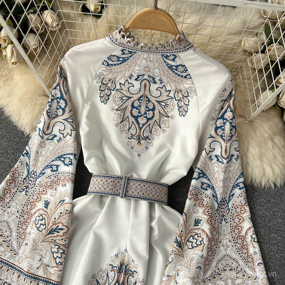 Đầm dài xếp ly không đều retro với họa tiết vintage và chi tiết bằng lông  Phong cách mùa xuân