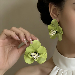 Bông tai hoa nhân tạo nhiều lớp màu hồng, vẻ ngoài quyến rũ