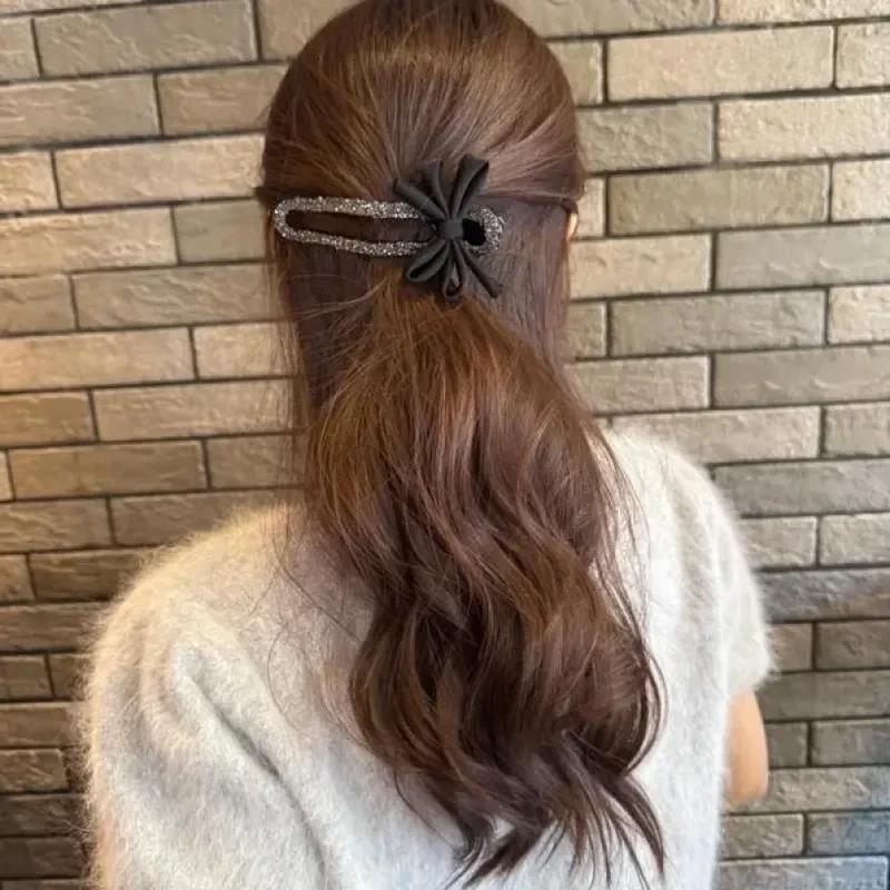Kẹp tóc phong cách Hàn Quốc với nơ mỏ vịt lấp lánh pha lê, phù hợp tạo kiểu updo thanh lịch.