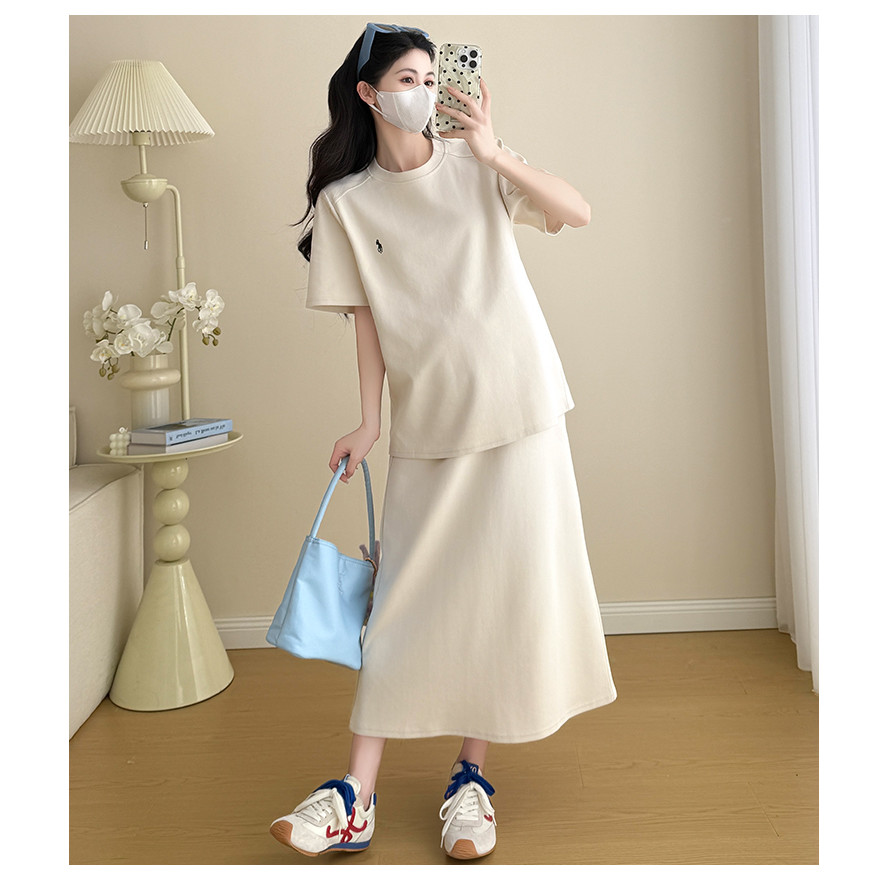 Bộ đồ bà bầu mùa hè gồm áo thun cổ tròn và váy nút mũi lợn