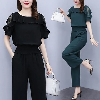 Bộ trang phục thời trang và tôn dáng dành cho nữ , bộ hai mảnh với thiết kế ôm eo và tôn dáng.