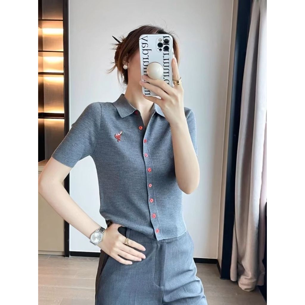 Mẫu áo len dệt kim phiên bản Hàn Quốc có thiết kế thêu đơn giản và cổ Polo ngắn tay. Sản phẩm mang phong cách mới mẻ, giúp bạn trông thanh lịch khi đi lại hàng ngày.