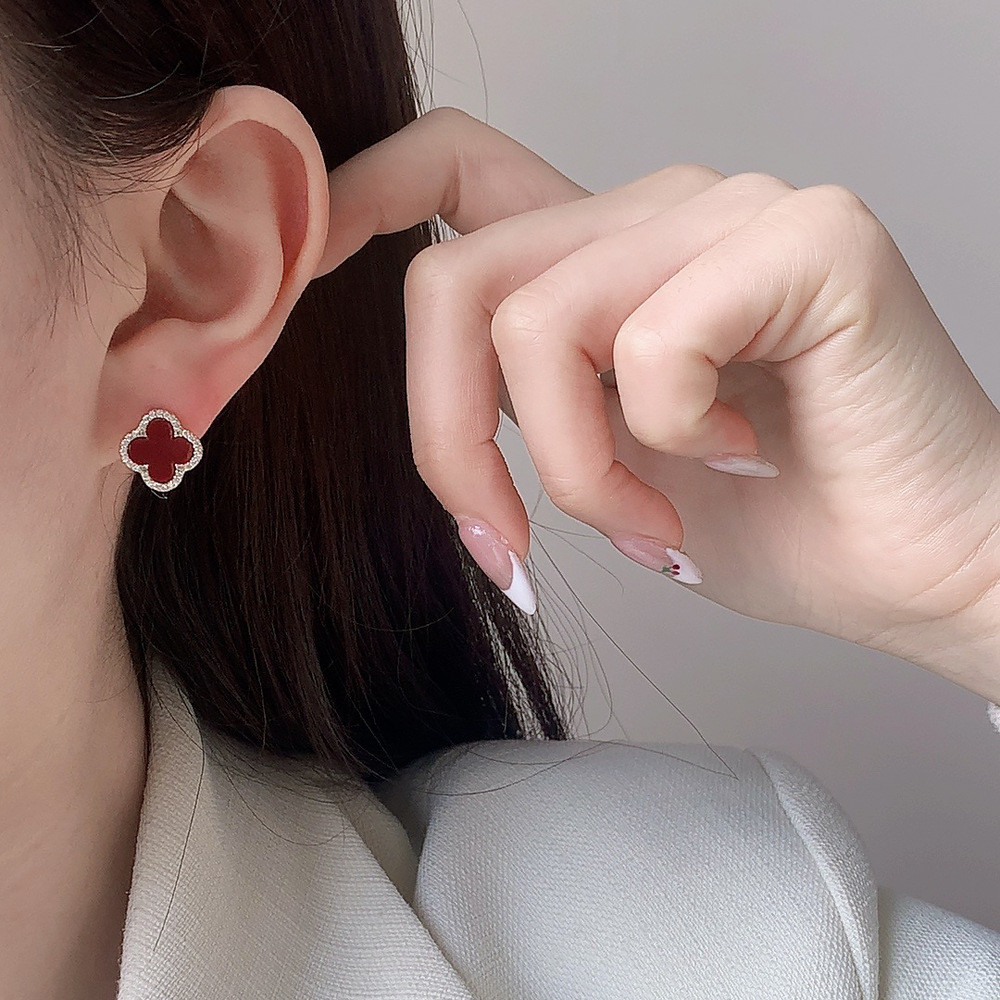 Bán chạy Hoa May Mắn Đen Đơn Giản Phù Hợp Với Phong Cách Sang Trọng Bông Tai Khóa Tai Nữ
