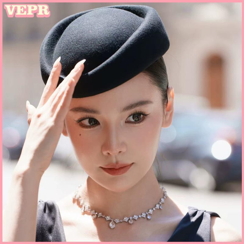 Mũ nồi tiếp viên hàng không phong cách vintage với phụ kiện tóc kẹp