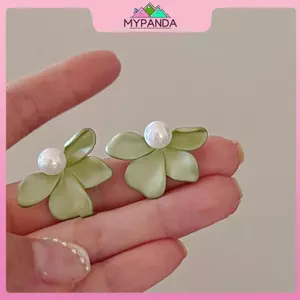 Bông tai ngọc trai cánh hoa phong cách lãng mạn Pháp, phù hợp mùa hè ngọt ngào.