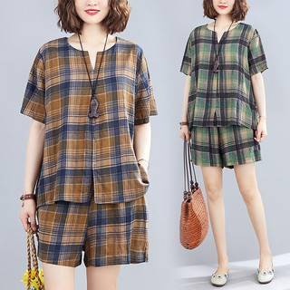 Trang phục giảm cân dành cho nữ: áo tay ngắn cổ chữ V kẻ caro rộng rãi và quần short ống rộng thoải mái