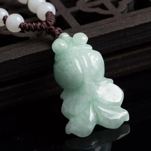 Vòng cổ cá vàng nhỏ với mặt đá ngọc, mang lại may mắn