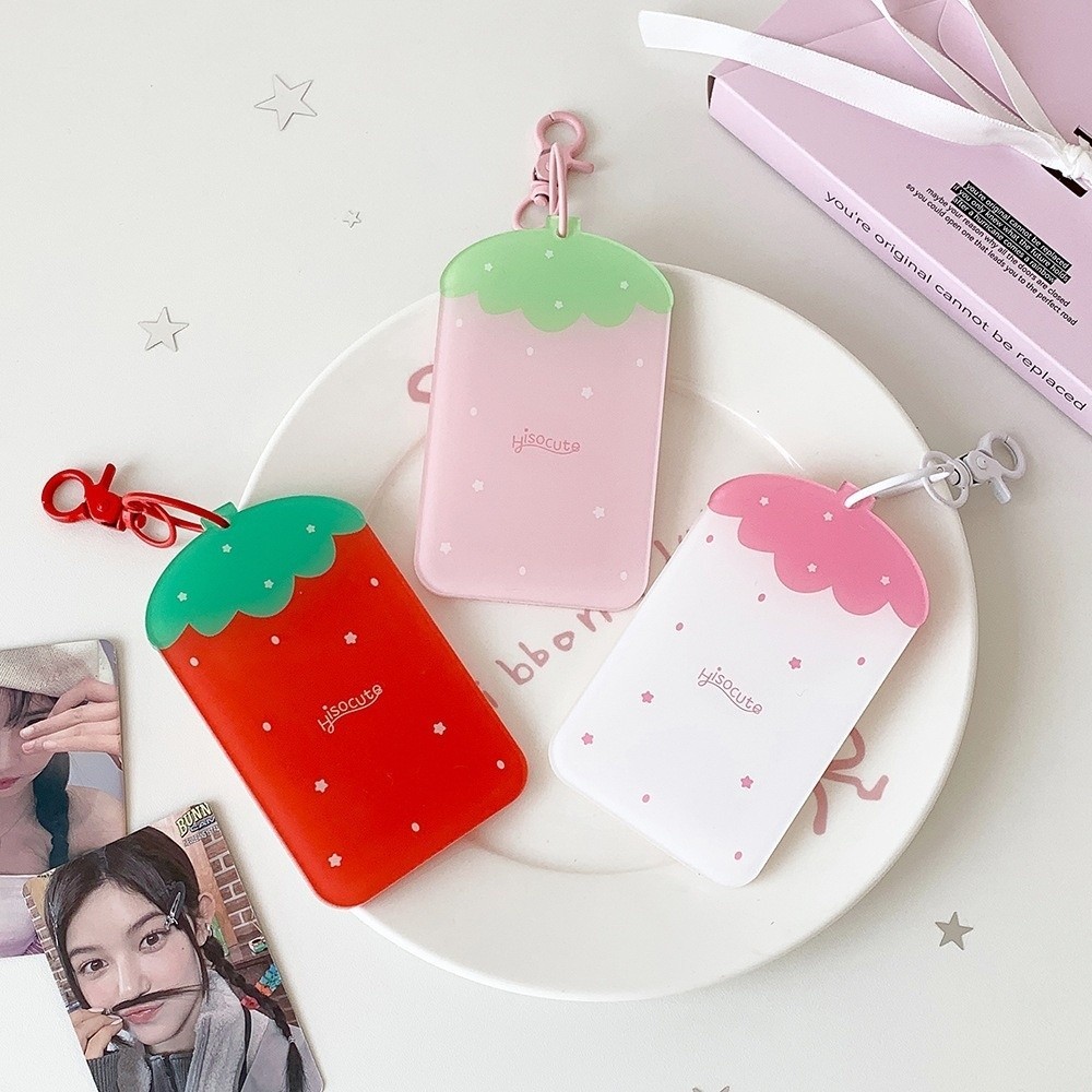 HOBBYIN Photocard Holder, Hộp đựng thẻ móc khóa 3 Inch trong suốt, Dâu tây dễ thương Acrylic Idol Photo Card Bảo vệ ảnh tay áo bé gái