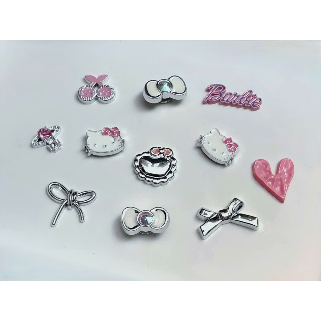 SET CHARM GIẢ KIM CAO CẤP: HELLO KITTY - A - SẴN NÚT GẮN- HÀNG HOT