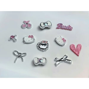 SET CHARM GIẢ KIM CAO CẤP: HELLO KITTY - A - SẴN NÚT GẮN- HÀNG HOT