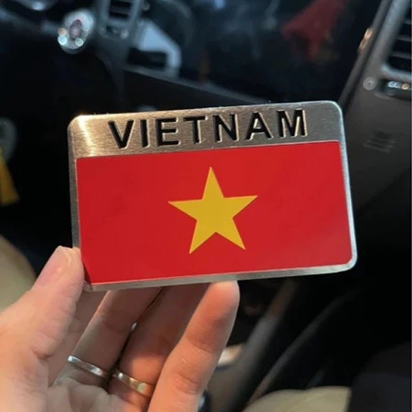 Decal tem nhôm cờ Việt Nam ONECARS trang trí ô tô decor nhà Tem nhôm cờ Việt Nam，Sử dụng băng dính 3M chắc chắn