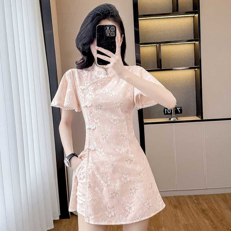 Đầm sườn xám phong cách Trung Hoa cổ điển, phối ren cài nút và bộ hai mảnh phong cách truyền thống kèm quần short
