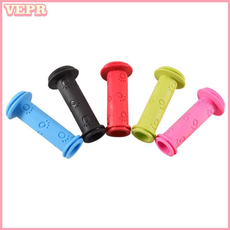 Bộ tay cầm và thanh chống trơn cho xe đạp trẻ em làm từ cao su, chống thấm nước và dễ dàng sử dụng khi bé tập lái.