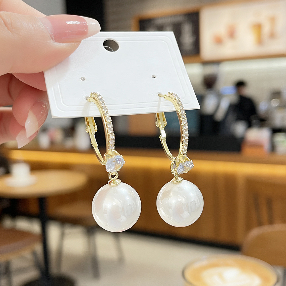 Trang sức thời trang nữ: Bông tai nơ ngọc trai với chi tiết zirconia tinh xảo