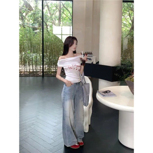 Áo thun ngắn tay trễ một bên vai màu trắng họa tiết chữ đỏ phong cách năng động cá tính XIMIMI SP439