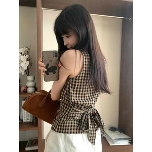 Áo yếm nữ cổ chữ V, họa tiết kẻ sọc cổ điển, tay ngắn phù hợp mùa hè.