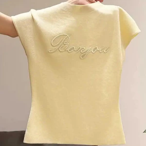 Áo ngắn kiểu Pháp màu vàng in chữ, phù hợp mặc mùa hè