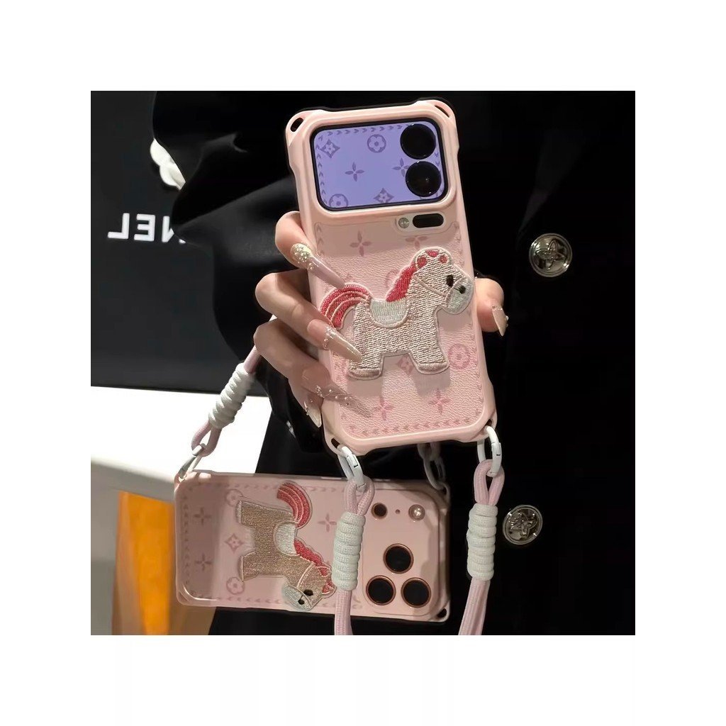 Họa Tiết Pony Thích Hợp Cho iPhone17promax Ốp Điện Thoại 16 / 15 / 14 Dây Da Cừu Dễ Thương Phong Cách Nữ Tính