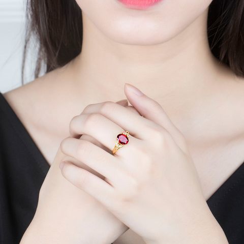 Nhẫn Đôi Ruby Và Pha Lê Đỏ Sang Trọng Với Thiết Kế Mở Kẻ Sọc