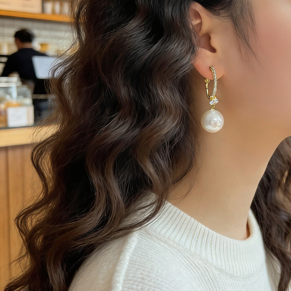 Trang sức thời trang nữ: Bông tai nơ ngọc trai với chi tiết zirconia tinh xảo