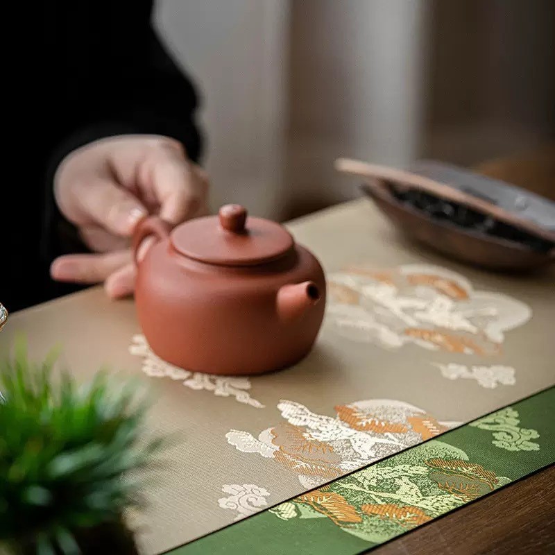 Khăn Trải Bàn Trà Vân Tùng Dệt Gấm - Thảm Trà Đạo Vải Hương Vân Cao Cấp - Khăn Trải Bàn Thiền Định Chống Nhăn & Dễ Cuộn Gọn - Phụ Kiện Trà Đạo Sang Trọng