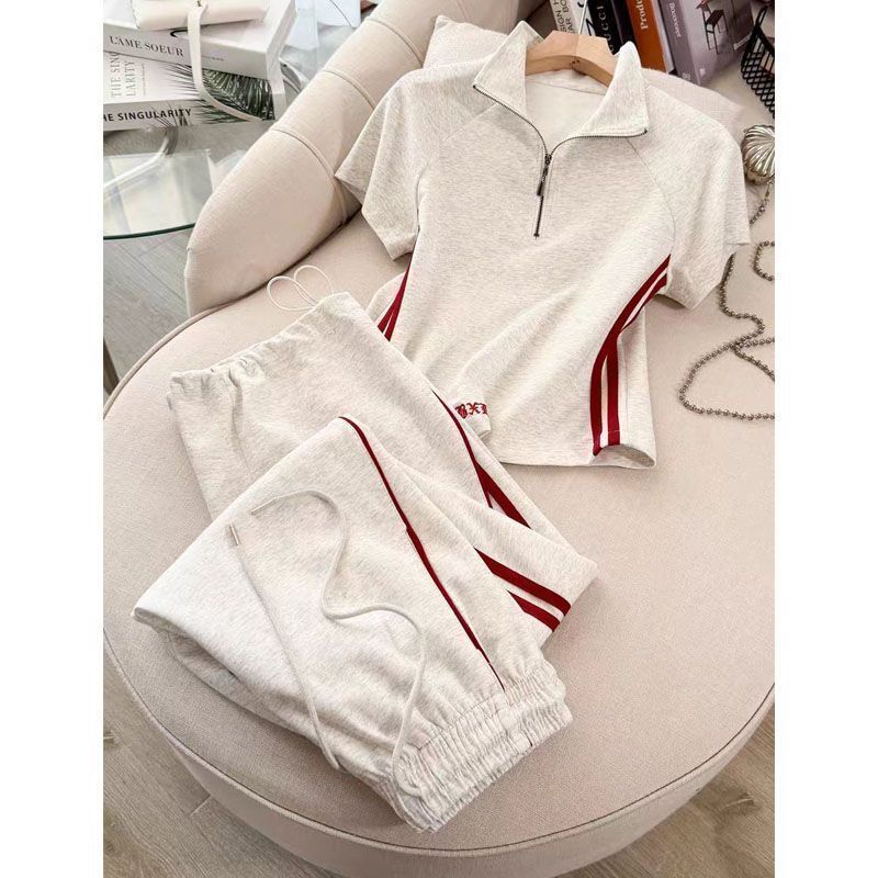 Bộ đồ thể thao chất lượng cao, phong cách mới mẻ, thời thượng và hiện đại, mang hơi hướng phương Tây