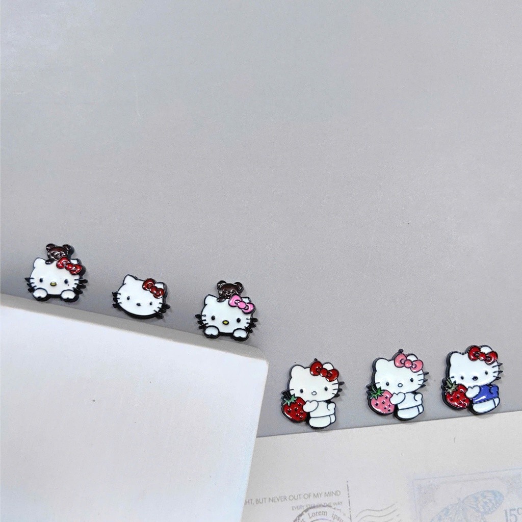 Set Charm Hello Kitty & Dâu Tây Cute – Kitty Nơ Đỏ Nơ Hồng Ôm Dâu, Charm Gắn Dép DIY Ngộ Nghĩnh
