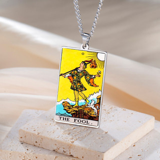 Vòng cổ tâm linh Skyrim với thiết kế tarot và bùa hộ mệnh mặt trăng mặt trời, làm từ thép không gỉ, hiển thị nhiều màu sắc dưới ánh sáng UV