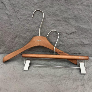 Móc treo áo gỗ sồi sơn mài quả óc chó, chống trơn trượt, kẹp chắc chắn