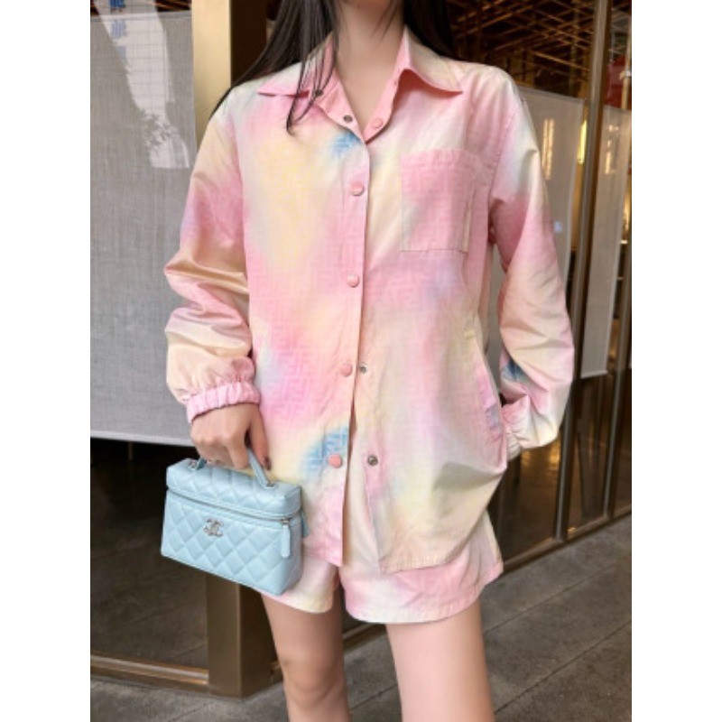 Bộ đồ nữ gồm áo sơ mi hai mặt in hình và quầnshort