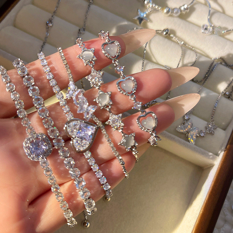 Vòng tay ngọc trai cao cấp với đá zircon tinh tế, phù hợp làm trang sức thời trang cho nữ