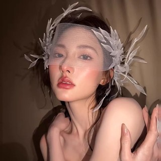 Mũ nón cô dâu phong cách tối giản, phù hợp cho chụp ảnh và lễ cưới ngoài trời
