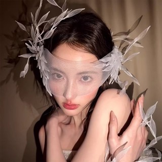Mũ nón cô dâu phong cách tối giản, phù hợp cho chụp ảnh và lễ cưới ngoài trời