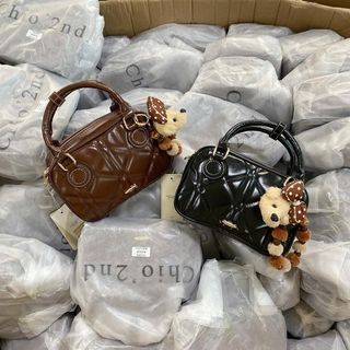 Chio2nd - Túi Đeo Chéo Dáng Hộp Trần Trám Nổi Kèm Charm Gấu Vòng