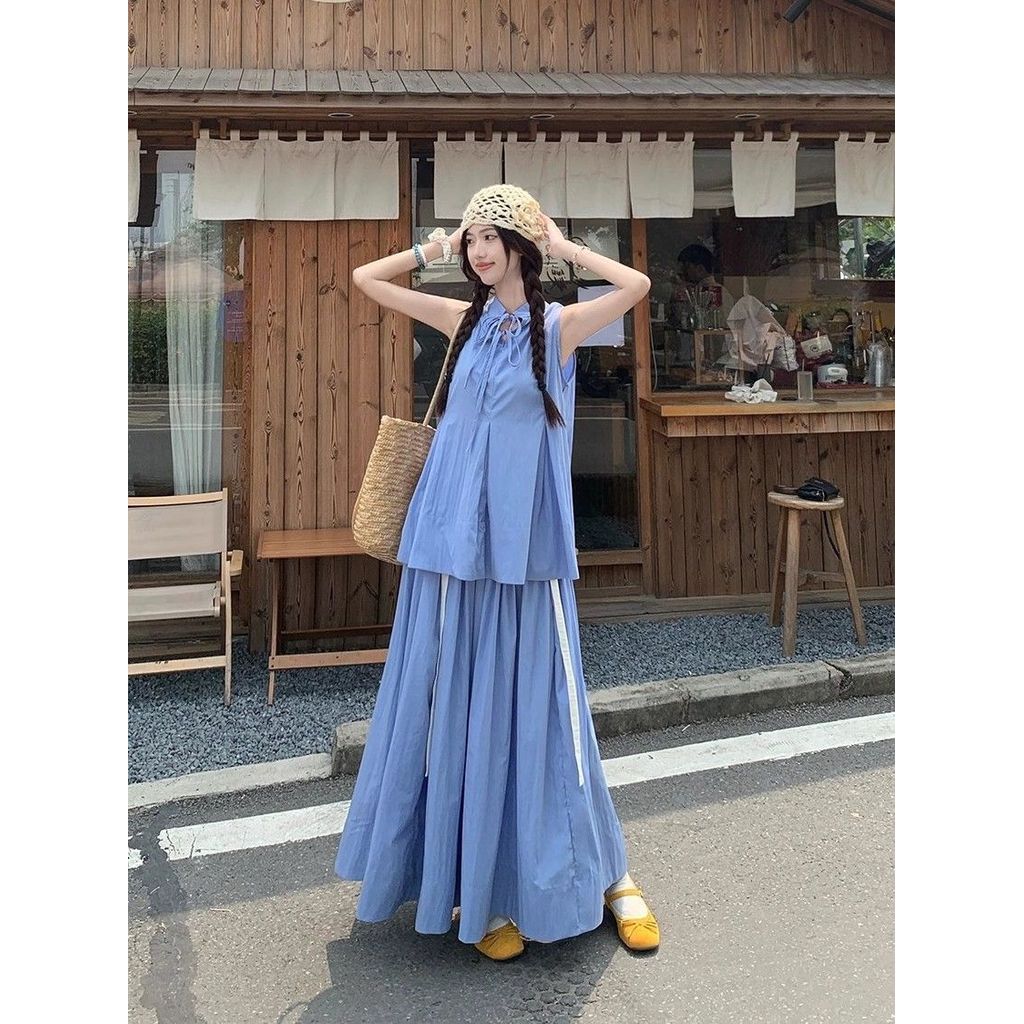 Bộ đồ áo vest và váy nữ màu xanh cổ điển, thiết kế sang trọng, phù hợp cho mùa hè