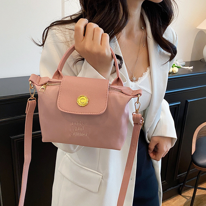 Túi xách bánh bao màu tương phản 2026 Phong cách mới Hợp thời trang Thời trang Niche Nữ Túi đeo vai phù hợp